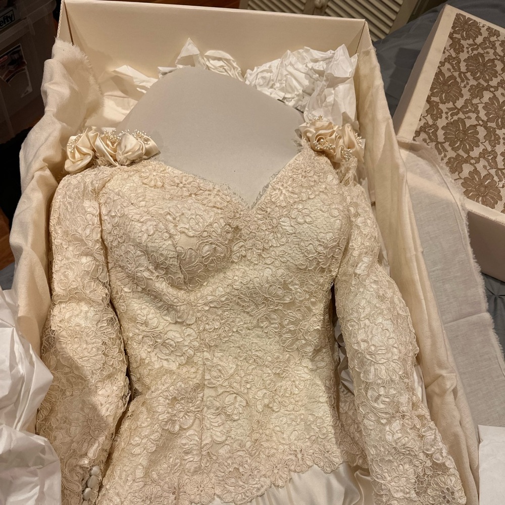 Breathtaking Priscilla of Boston  Wedding Gown With Veil - VINTAGE - Size 6